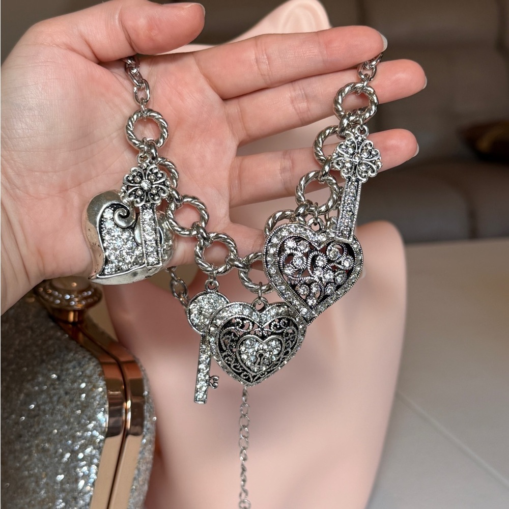 ⚜️ Silver Heart and Key Charm Necklace - Picture 8 of 9